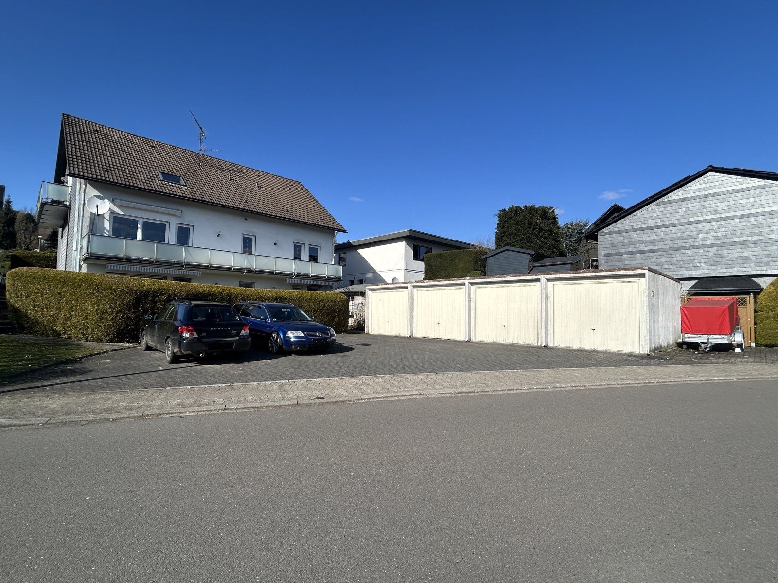 3-Familien-Haus u. 4 Garagen 