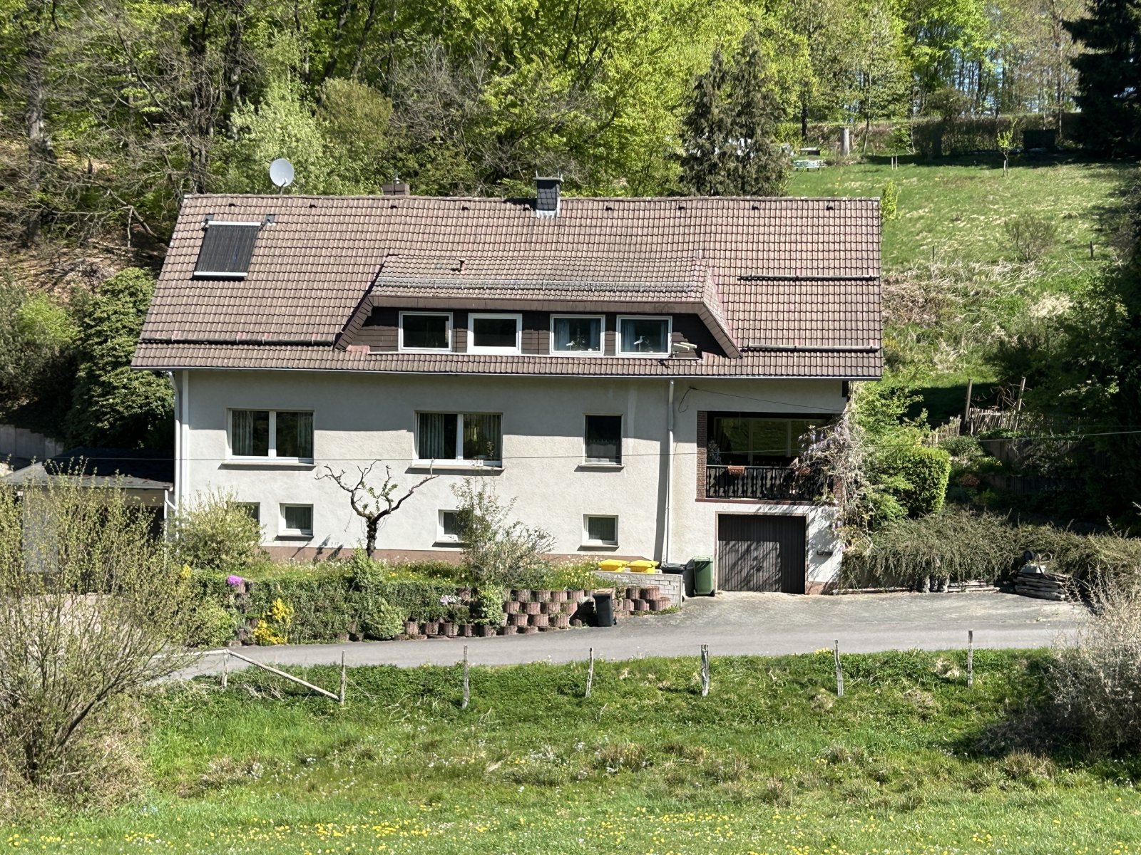  Gepflegtes 1-2 Familienhaus 